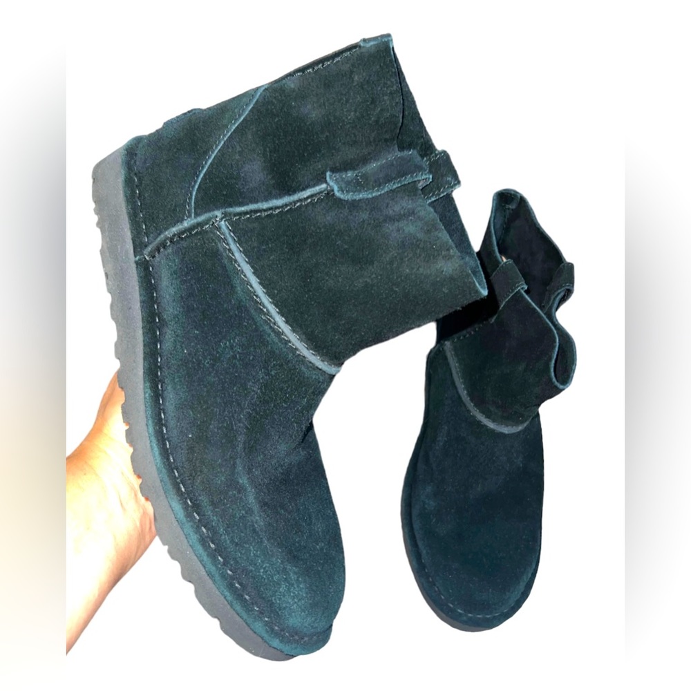 UGG women’s black Suede Ankle boots comfy  Sz 9